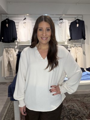 Zoom bild av Rebecka - Blus med liten volang på kragen - Beige