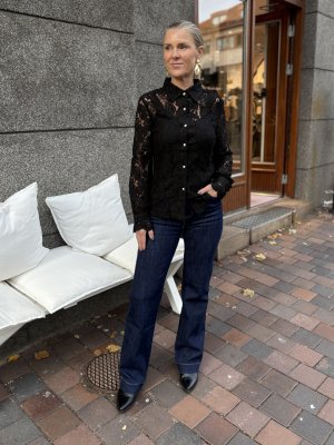 Sanja - Skjorta i spets med fina knappar - Svart