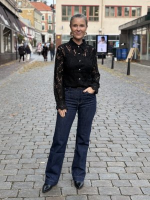 Sanja - Skjorta i spets med fina knappar - Svart