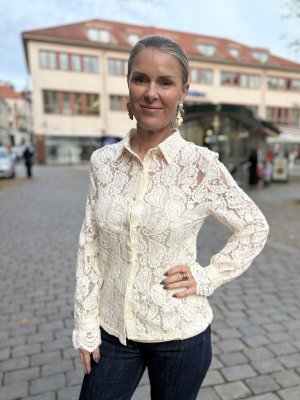 Sanja - Skjorta i spets med fina knappar - Creme
