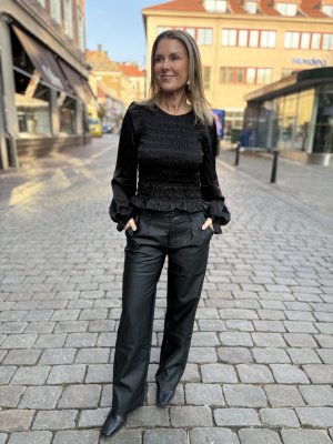 Zoom bild av Nix - Topp med smock - Svart