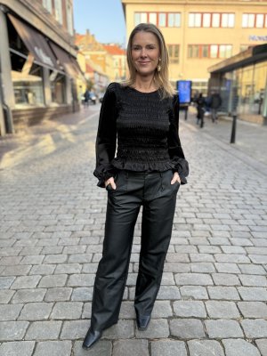 Zoom bild av Nix - Topp med smock - Svart