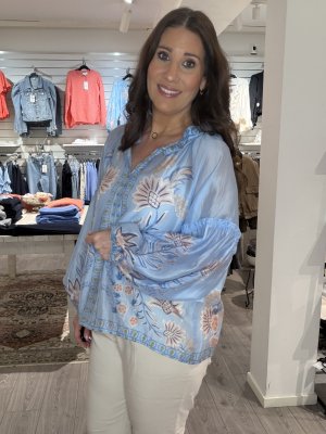 Zoom bild av Cindy - Mönstrad blus - Ljusblå - One Size