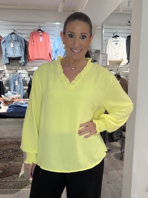 Zoom bild av Rebecka - Blus med liten volang på kragen - Gul - One Size