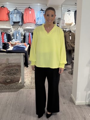 Zoom bild av Rebecka - Blus med liten volang på kragen - Gul - One Size