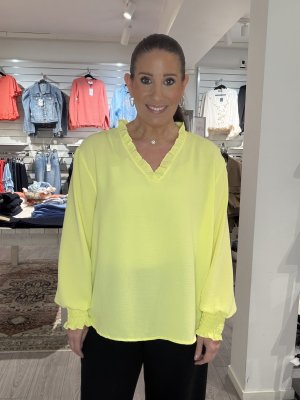 Zoom bild av Rebecka - Blus med liten volang på kragen - Gul - One Size