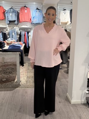 Zoom bild av Rebecka - Blus med liten volang på kragen - Rosa - One SIze