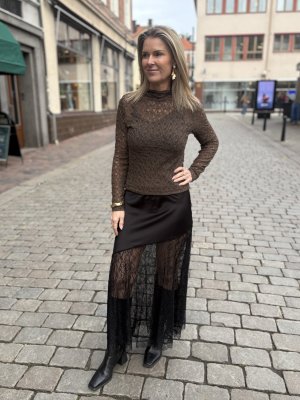 Zoom bild av Maggy - Satinkjol asymmetrisk med spets - Svart