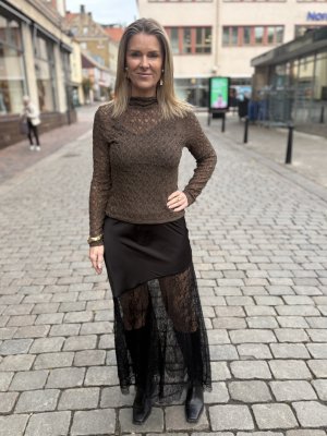 Zoom bild av Maggy - Satinkjol asymmetrisk med spets - Svart