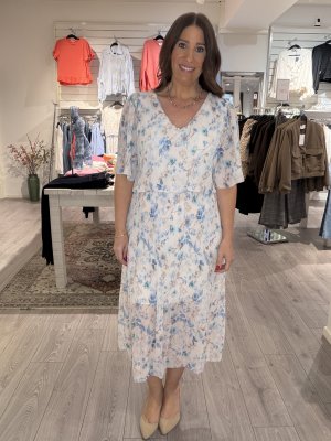Zoom bild av Nea - Plisserad klänning med blommor - Ljusblå - One Size