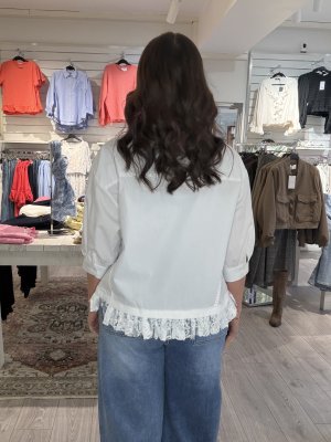 Zoom bild av Kirsi - Blus med spetskant - Vit