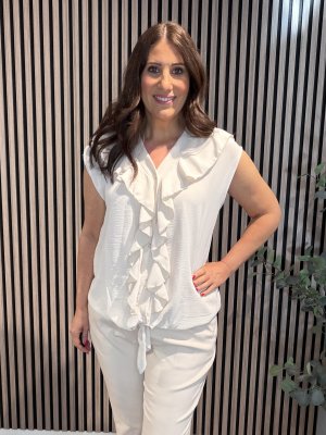 Zoom bild av Amy - Blus med knyt och volang - Beige