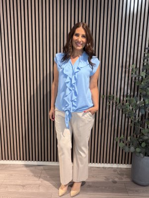 Zoom bild av Amy - Blus med knyt och volang - Ljusblå