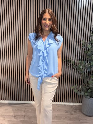 Zoom bild av Amy - Blus med knyt och volang - Ljusblå