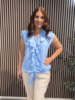 Zoom bild av Amy - Blus med knyt och volang - Ljusblå