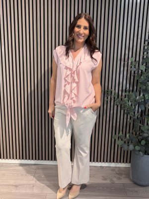 Zoom bild av Amy - Blus med knyt och volang - Rosa