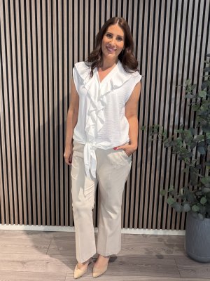 Zoom bild av Amy - Blus med knyt och volang - Vit