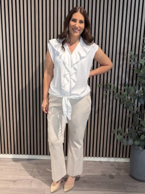 Zoom bild av Amy - Blus med knyt och volang - Vit