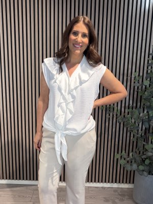 Zoom bild av Amy - Blus med knyt och volang - Vit