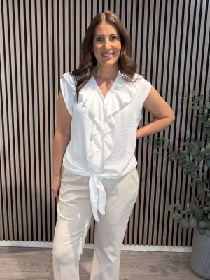 Zoom bild av Amy - Blus med knyt och volang - Vit