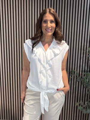 Zoom bild av Amy - Blus med knyt och volang - Vit