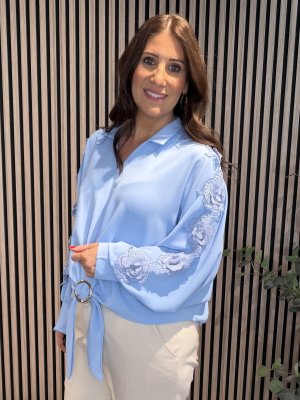 Zoom bild av Monica - Blus med spets/guldspänne - Blå - One Size