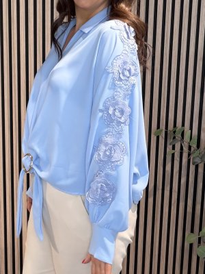 Zoom bild av Monica - Blus med spets/guldspänne - Blå - One Size