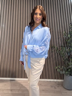 Zoom bild av Monica - Blus med spets/guldspänne - Blå - One Size