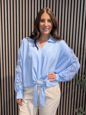 Zoom bild av Monica - Blus med spets/guldspänne - Blå - One Size