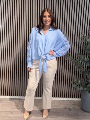 Zoom bild av Monica - Blus med spets/guldspänne - Blå - One Size