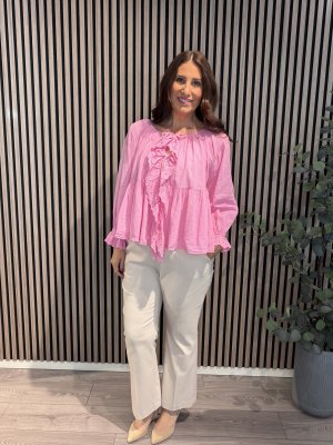 Zoom bild av Barbro - Bomullsblus med spets och knyt - Rosa - One Size