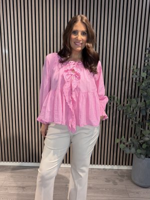 Zoom bild av Barbro - Bomullsblus med spets och knyt - Rosa - One Size