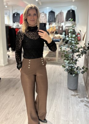 Zoom bild av Sienna - Stretchig kostymbyxa med resår och silverknappar- Brun