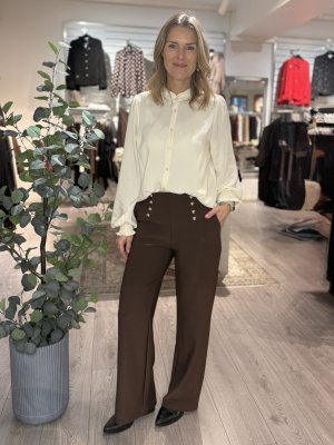 Zoom bild av Sienna - Stretchig kostymbyxa med resår och silverknappar- Brun