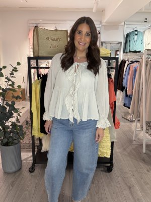 Zoom bild av Barbro - Blus med spets och knyt - Beige - One Size