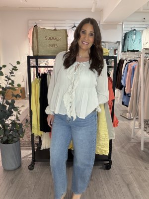 Zoom bild av Barbro - Blus med spets och knyt - Beige - One Size