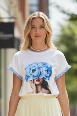 Zoom bild av T-shirt med tryck och volangärm