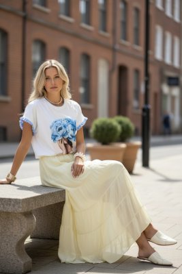 Zoom bild av T-shirt med tryck och volangärm