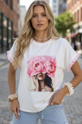 Zoom bild av T-shirt med volangärm rosa