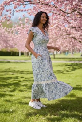 Zoom bild av Blommig klänning med smock - Blå